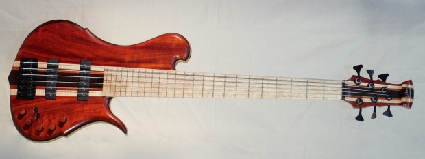 Bass of the Week: Mana Basso Glade 6-String